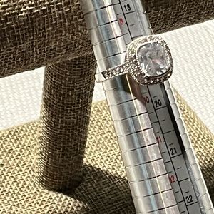 🟣PRE-LOVED SILVER-PLATED RHODIUM & CUBIC ZIRCONIA STONES DESIGN RING.